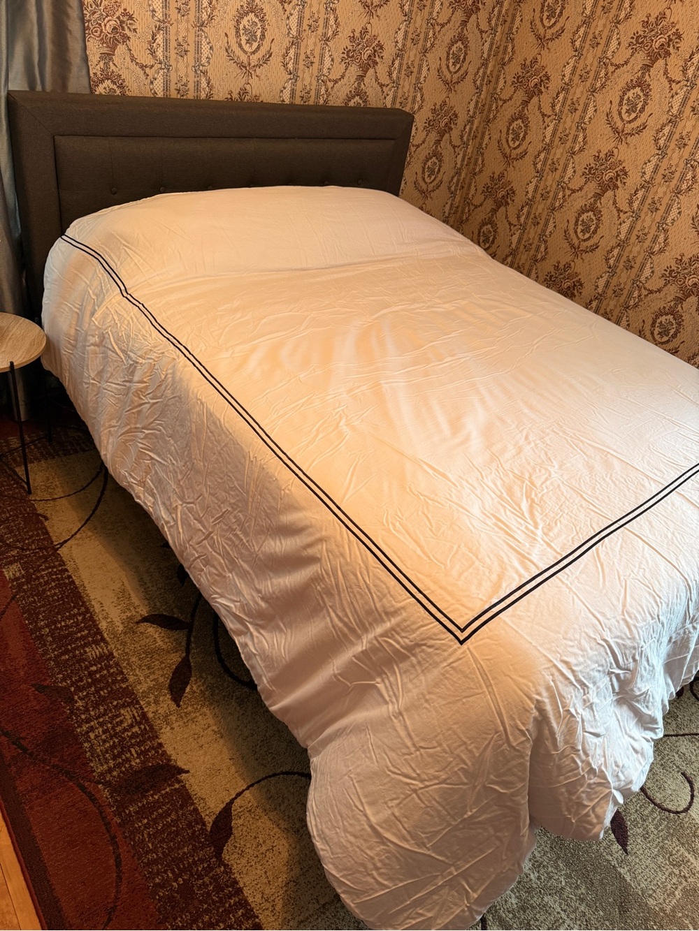 Fieldcrest Luxury Classic comforter and sheets in white with Navy Trim